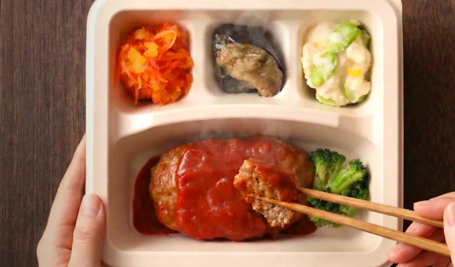 ナッシュの冷凍弁当 ハンバーグをお箸でつかむ